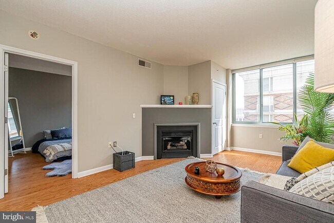 Building Photo - 851 N Glebe Rd