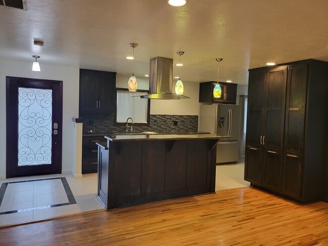 Building Photo - 485 Redwood Way