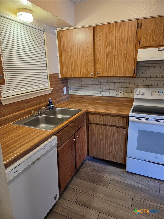 Building Photo - 900 Ticonderoga Dr