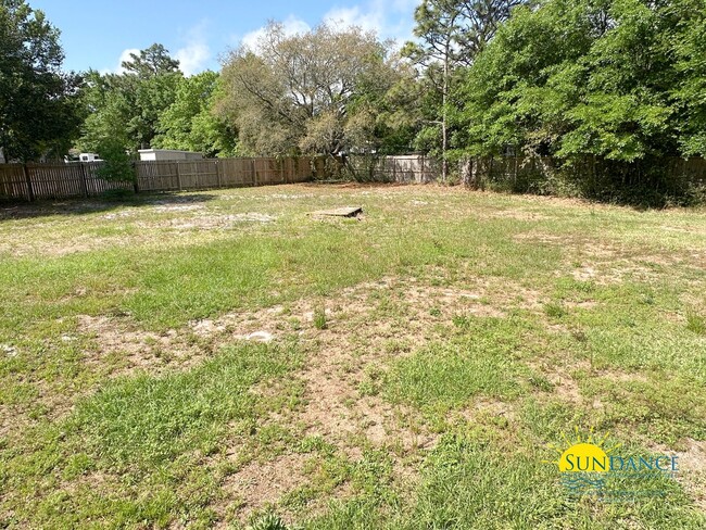 Building Photo - Quaint Mobile Home in Navarre!