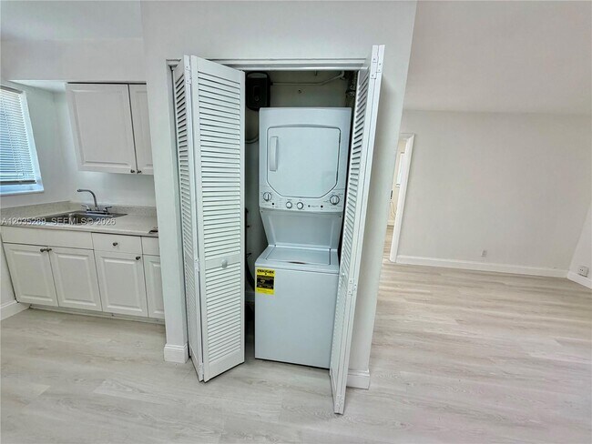 Building Photo - 2417 NW 20th St
