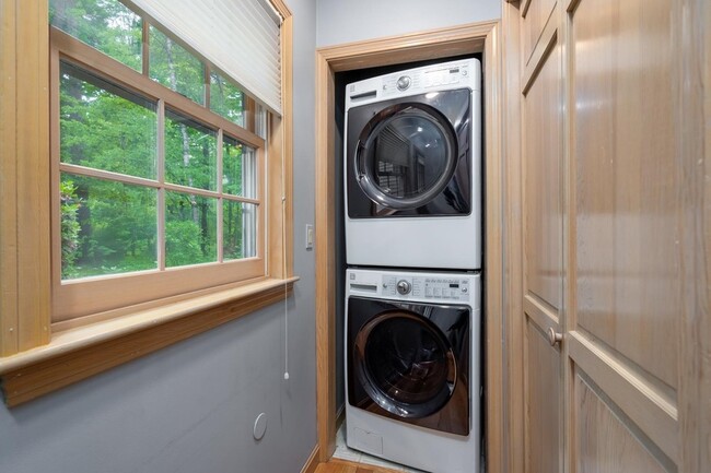 Building Photo - 39 Robertson Dr