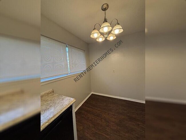 Building Photo - 1220 Twin Lakes Dr