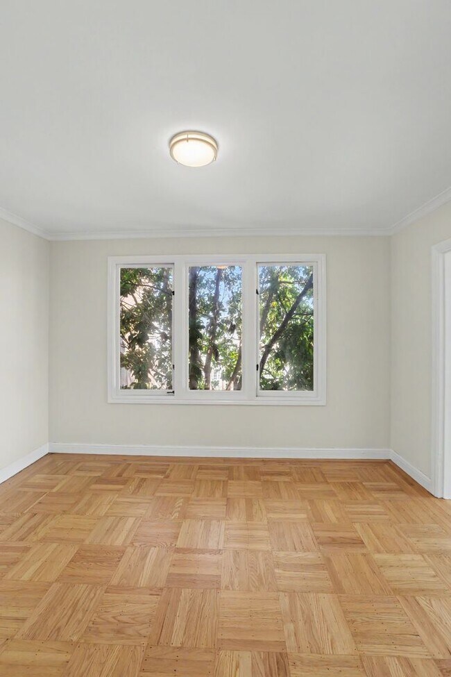 Building Photo - RENOVATED 3BR w/ Dining Room. VIEWS! Parking Avail., FREE Laundry!