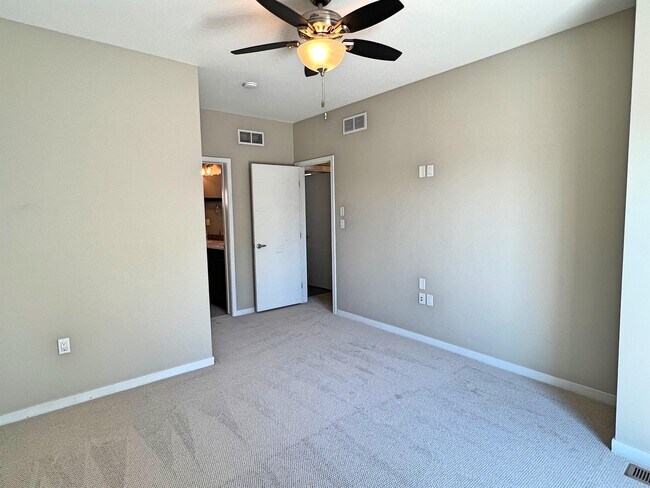 Building Photo - 2411 W Argyle Pl
