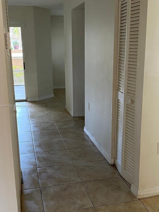 Building Photo - 22104 Glenmoor Dr