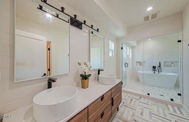 Building Photo - 5357 S Victoria Ave