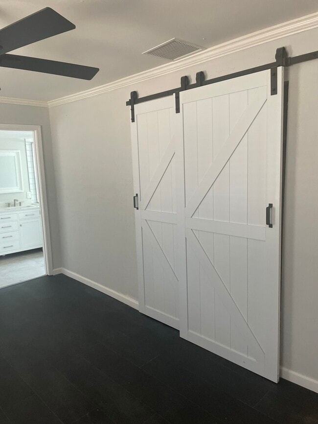 Building Photo - Charming Total Renovation!