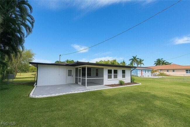 Building Photo - 4123 SE 3rd Ave