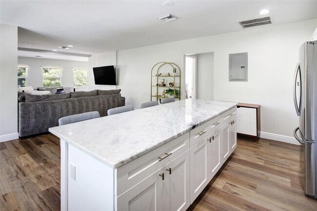 Building Photo - 211 SE 16th Ave