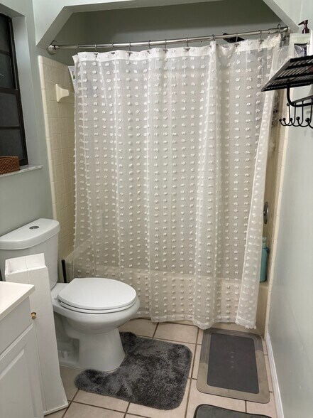 Guest bathroom - 10928 NW 34th Pl