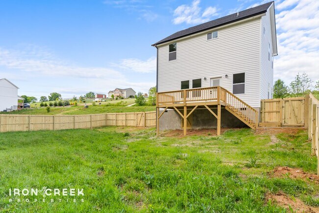 Building Photo - Modern 3-Bed/2.5-Bath Home with Fenced Yar...
