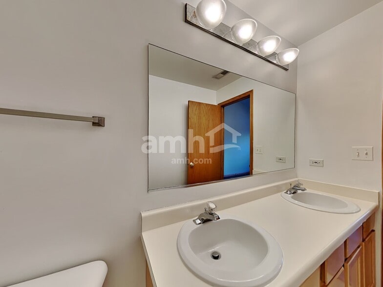 Building Photo - 1057 Sheridan Cir