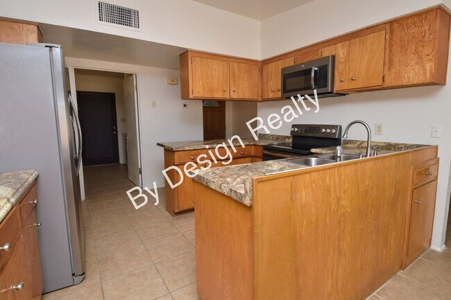 Building Photo - Spacious 3 Bed 2 Bath Eastside Home w/Huge Yard & Fireplace