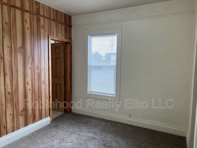 Building Photo - 570 Silver St
