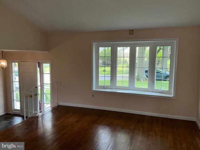 Building Photo - 303 Charlton Ct