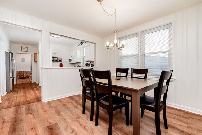 Building Photo - 1304 Dammert Ave