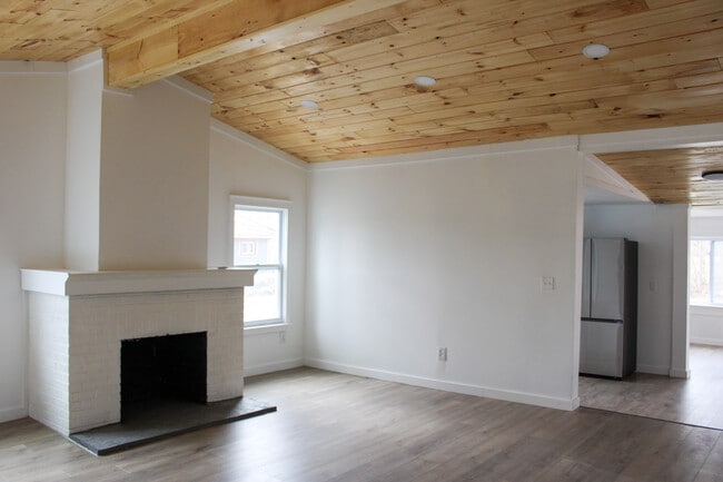 Building Photo - 842 Lloyd Ave