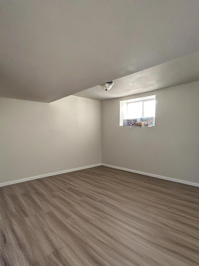 Building Photo - 8 Bed 3 Bath close to UWEC!