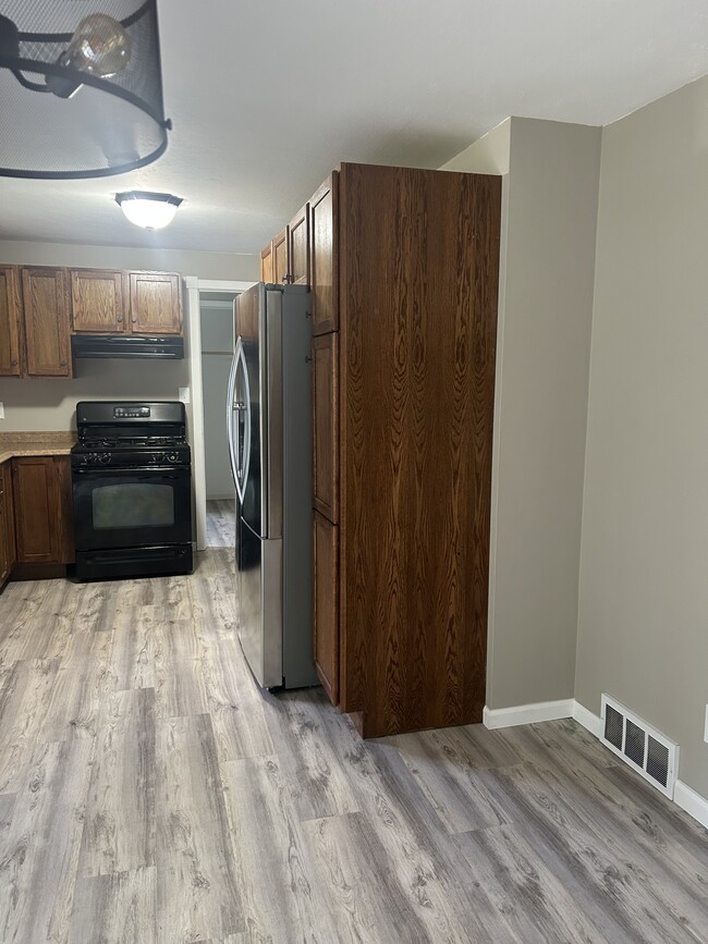 Building Photo - 2193 Packerland Dr