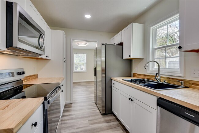 Building Photo - 655 Seymour Dr
