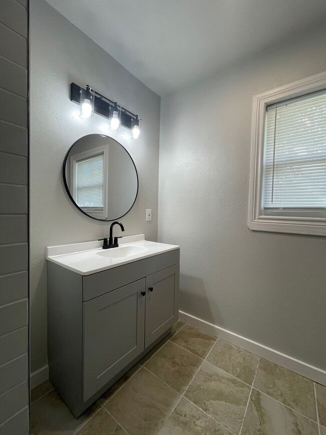 Building Photo - Newly Renovated 3-Bedroom, 2-Bath Home in ...