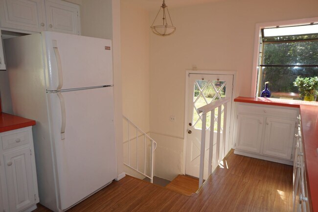 Building Photo - NE Portland 3 bedroom Rose City Park