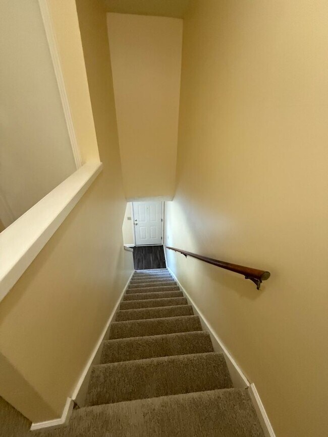 Building Photo - Affordable Townhome - New Rent!!