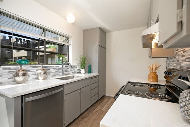 Building Photo - 323 Streamwood-