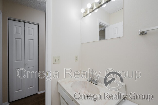 Building Photo - 1600 14th Ave E