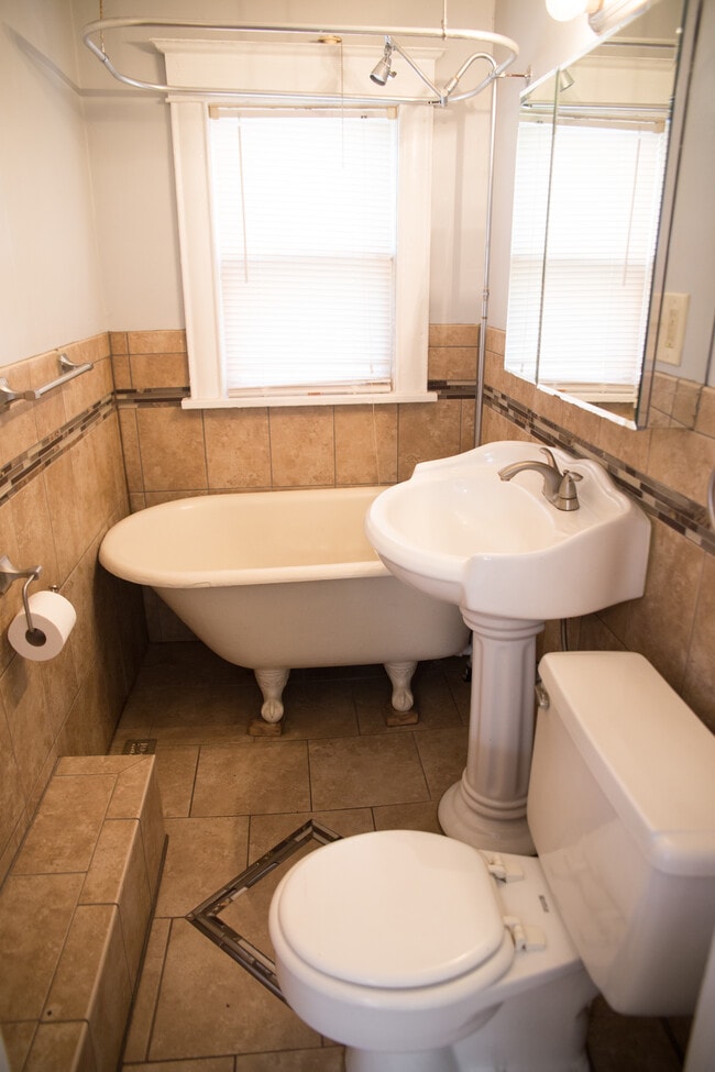 Building Photo - 1303 E Hennepin Ave