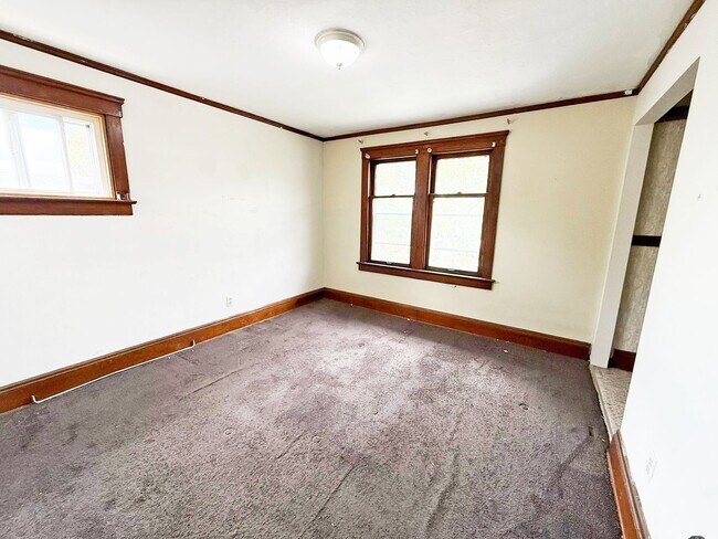 Building Photo - 3 BED 1 BATH BEAUTIFUL SINGLE FAMILY HOME ...