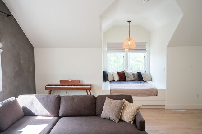 Building Photo - Newly Professionally Designed Home Westsid...