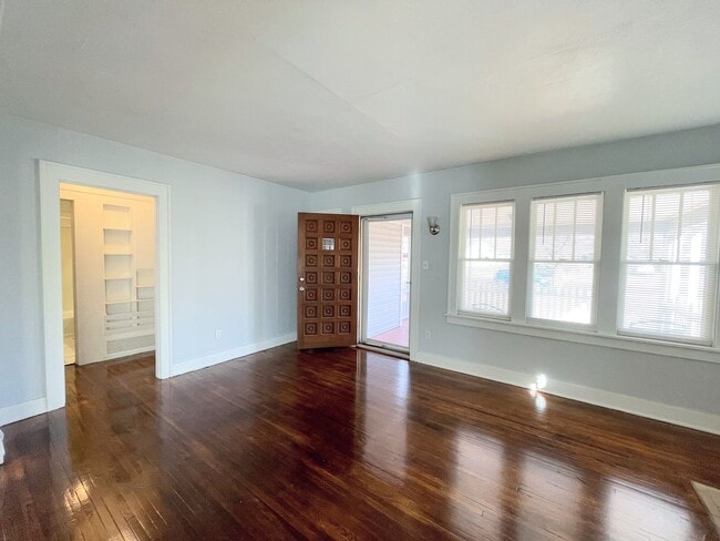 Building Photo - Updated 2 bedroom home