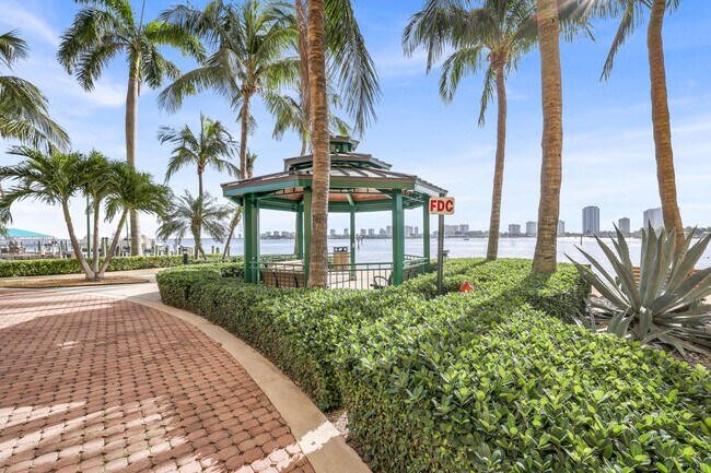 Building Photo - 2650 Lake Shore Dr