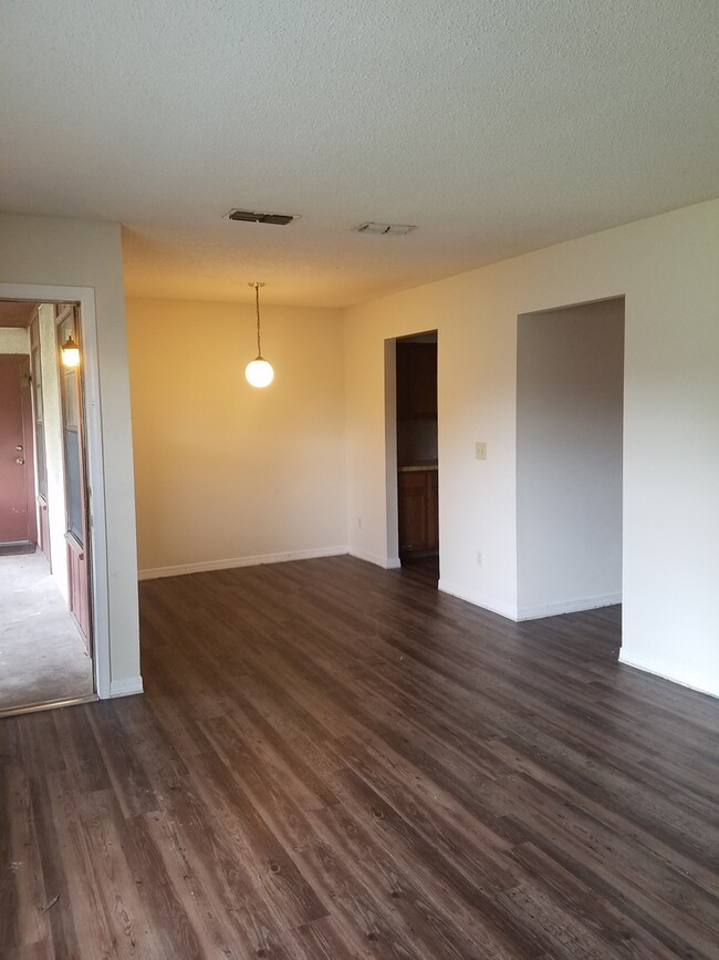 Building Photo - $995- 2/1.5 - Upstairs Unit  - Fresh Paint...