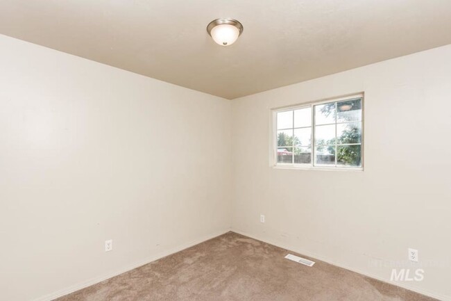 Building Photo - This 3 bedroom, 2 bath, home has lots of c...