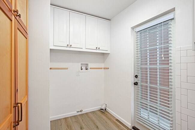 Building Photo - Upgraded 2br Coronado House, Bonus Room, Yard & Garage!