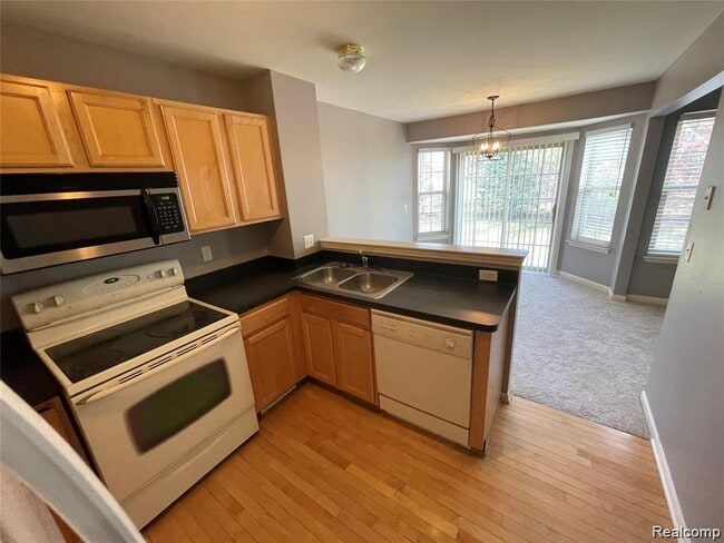 Building Photo - 8767 Hardwood Dr