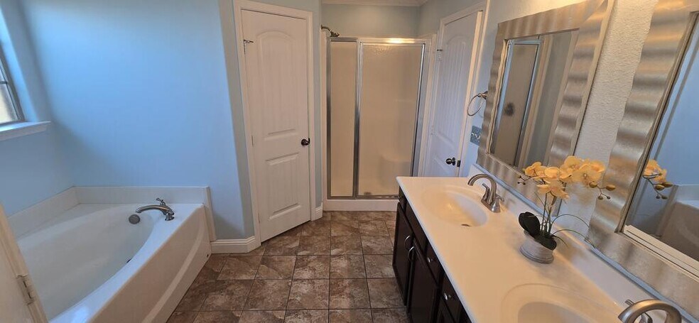 Building Photo - 3020 San Pedro Dr