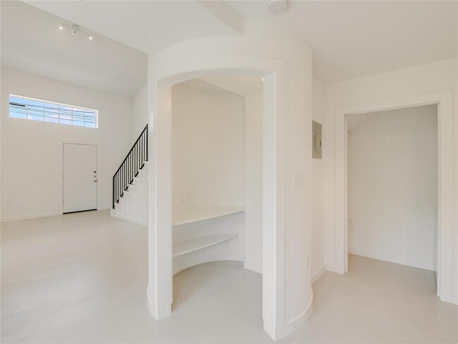 Building Photo - 2200 Rosewood Ave
