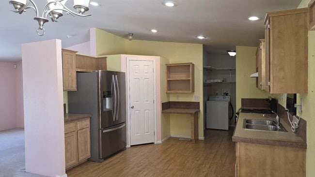 Building Photo - 3 bedroom, 1 3/4 bath home in Hoquiam on t...
