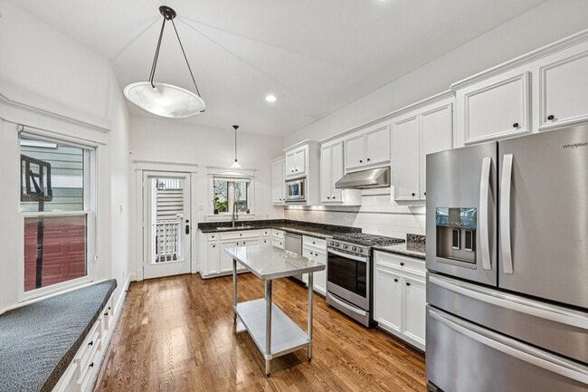 Building Photo - 1537 Alexander St