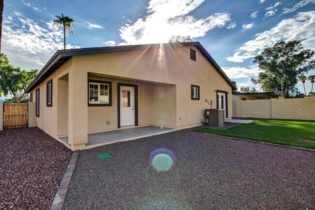 Building Photo - Remodeled 3/2 SFH Glendale, built in 2016