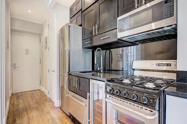 Building Photo - 437 W 53rd St