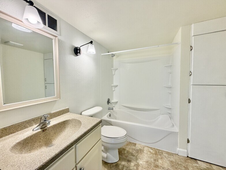 Building Photo - 1838 Spohn Ave