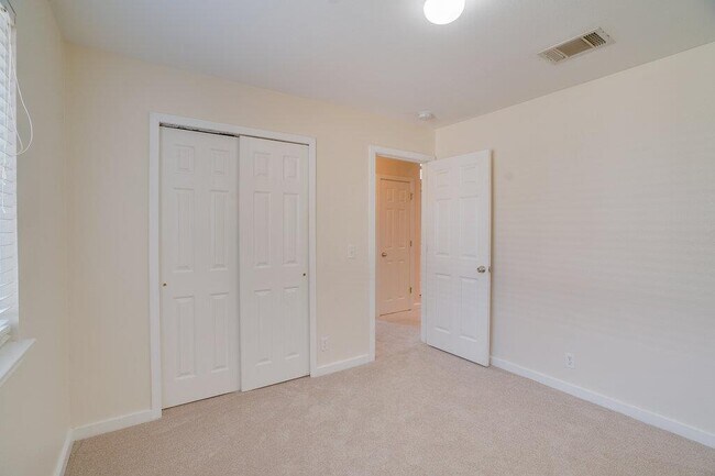 Building Photo - 402 Hickory Tree Dr