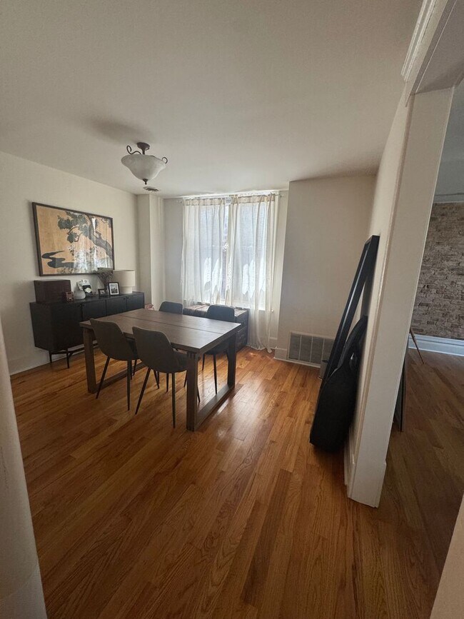 Building Photo - Great Wicker Park Location! Renovated 2 BR!