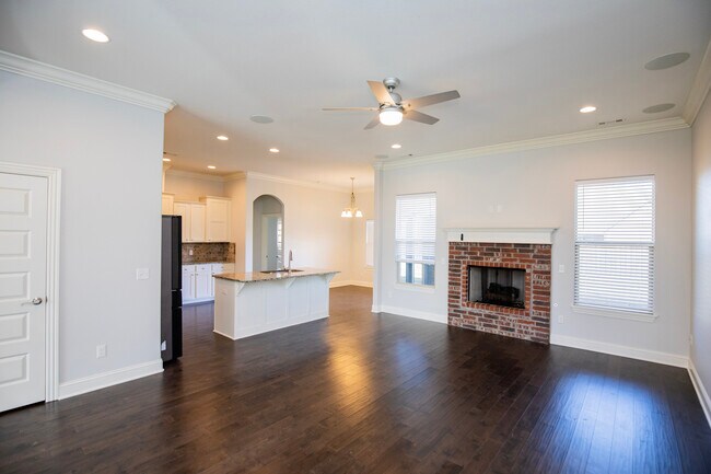 Building Photo - 4000 SW Hollyhock St