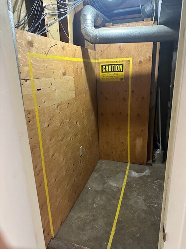 Building Photo - Hey Students.  3 bedroom Mid town off Stephens